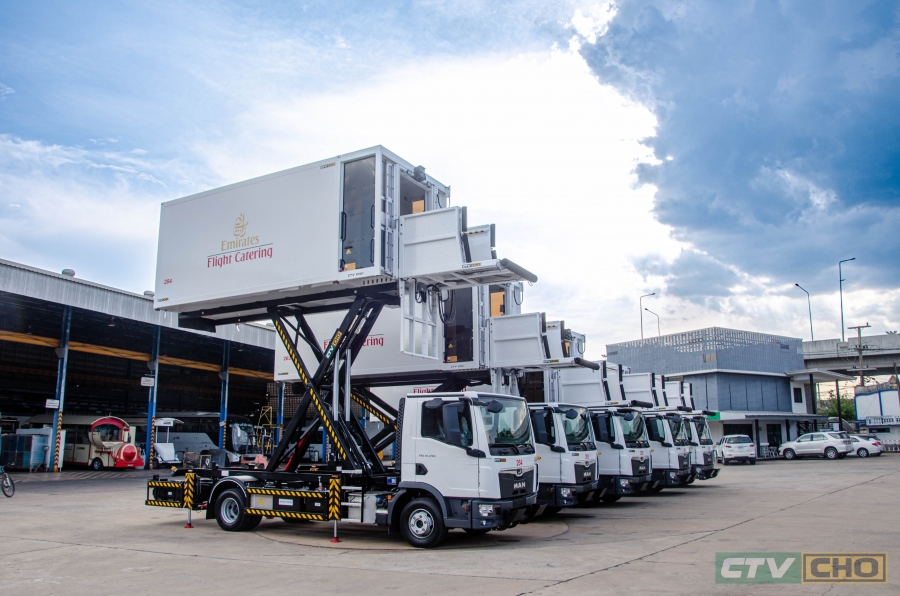 ช ทวี ส่งมอบ “รถลำเลียงอาหารขึ้นเครื่องบิน X-Cat-S” รุ่นใหม่ 5 คัน ให้กับ Emirates Flight Catering