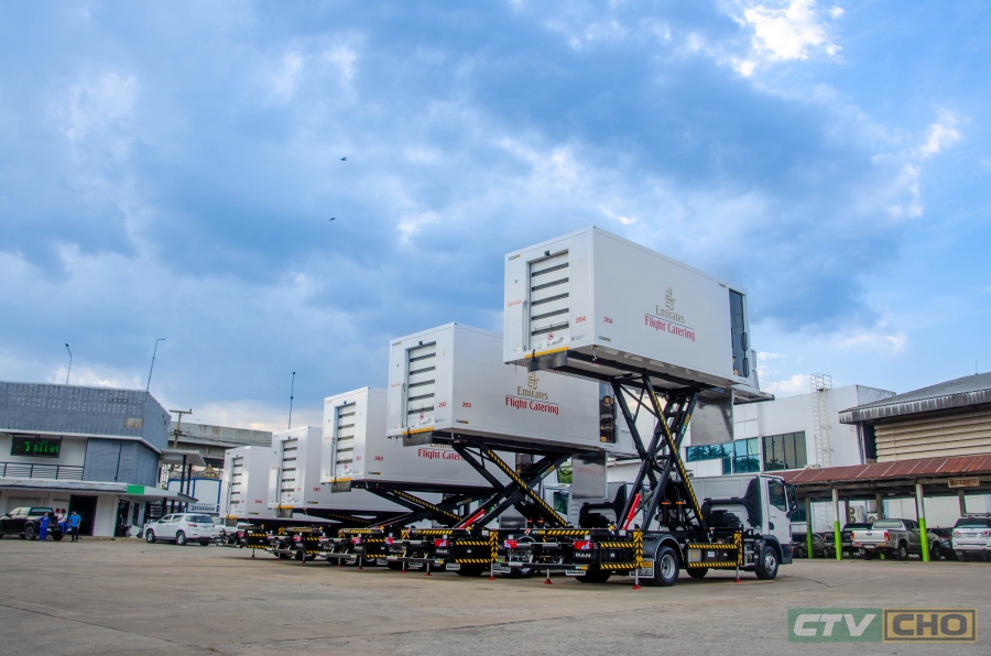 ช ทวี ส่งมอบ “รถลำเลียงอาหารขึ้นเครื่องบิน X-Cat-S” รุ่นใหม่ 5 คัน ให้กับ Emirates Flight Catering